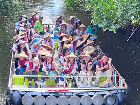 四草绿隧搭船-由左二至右分别为三井邮轮贵宾、金界旅行社张总、三井邮轮贵宾、港务公司吴经理