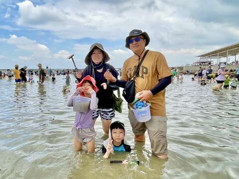 2025台南七股海鲜节开幕-家长带小朋友下水开心挖文蛤