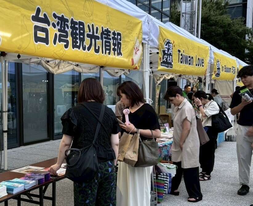 现场台湾观光情报区摆放台南不同主题观光摺页