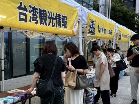 现场台湾观光情报区摆放台南不同主题观光摺页