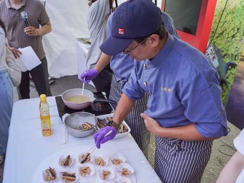 台南蔡裕峰主厨制作台南炸虱目鱼料理给游客品嚐