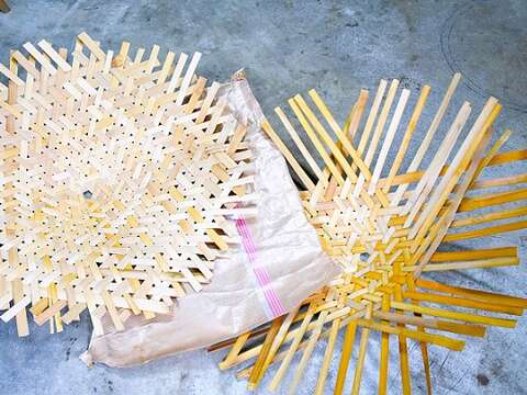 翁明辉制作的竹盾为双层，内夹牛皮蜡纸，除了具韧性不怕散架外，重击之下也能制造声响，较具威势。（张耘书拍摄）