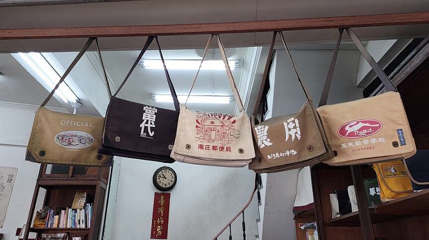 传统帆布书包是合成帆布行特色产品,提供客制化服务,一个也能做。(郑佩雯拍摄)