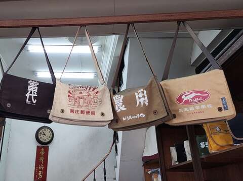 传统帆布书包是合成帆布行特色产品，提供客制化服务，一个也能做。（郑佩雯拍摄）