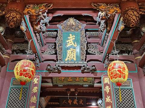 祀典武庙内外悬挂的大型灯笼皆由苑辉灯舖制作。（郑佩雯拍摄）