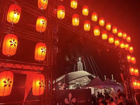 2024年大港开唱「人生的音乐祭」舞台挂满王睿诚的手绘灯笼。（苑辉灯笼提供）