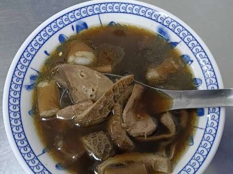 莲雾脚羊肉汤也提供羊肝、羊头皮等特殊部位(莲雾脚羊肉汤提供)