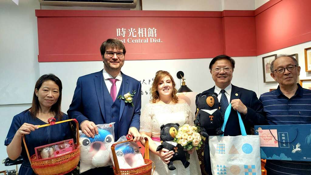 大合照-市府观旅局丁专委、德国新人、云管处徐处长及中西户所黄主任