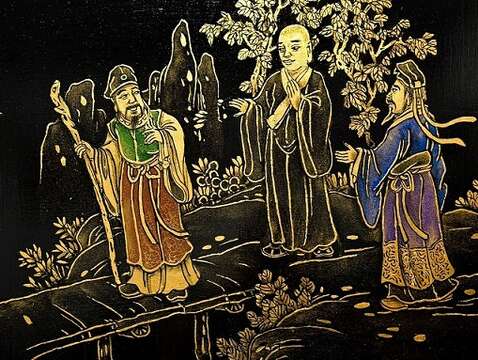 运用各种不同金箔装饰技法的擂金画，既华丽又不失典雅。（图为作品〈虎溪三笑〉，张耘书翻摄）