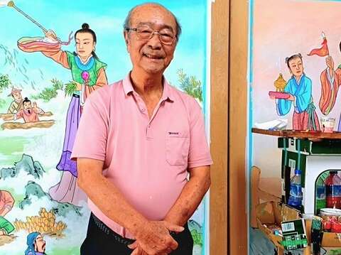 潘岳雄画艺精湛，更身体力行肩负起传统彩绘的保存与传承。（张耘书拍摄）