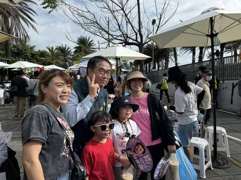 市长与民众开心合影