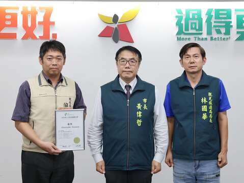 向黄伟哲市长献奖合照