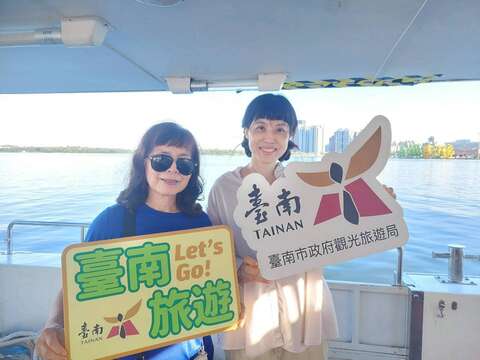 踩线团成员船上合影