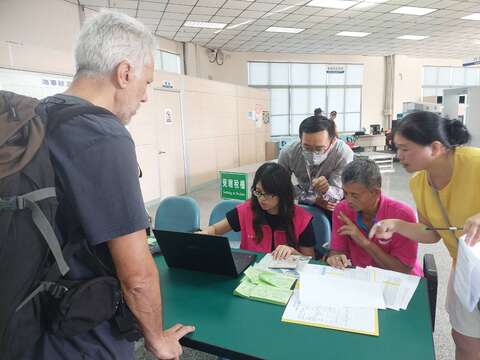 西班牙背包客搭乘台南澎湖跳岛游