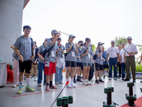 学子们於福尔摩沙游艇酒店海洋广场体验射箭、踯壶活动。