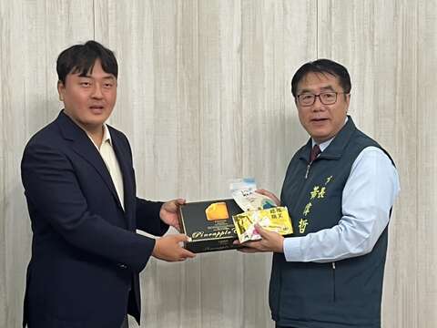 市长致赠台南观光经典伴手礼(台南芒果乾、古蹟饼乾、奇美凤梨酥)