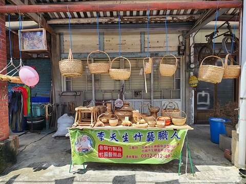 假日左镇老街上，可购得李天生竹编作品。（郑佩雯拍摄）