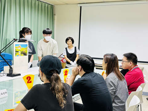 评审们针对摄影比赛作品进行复审讨论