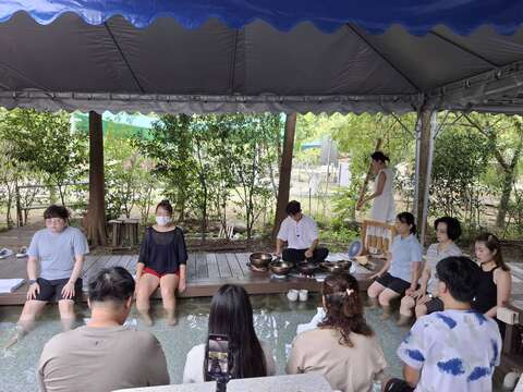 体验活动内容融合了温和的瑜伽伸展与颂钵音疗，透过温泉的滋润及动作的舒展，彻底打开身体循环