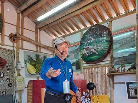 林仙化在龙崎牛埔泥岩水土保持教学园区担任解说义工逾20年，不论风雨，几乎天天报到。他常用四句联与各地游客热情互动。（林仙化提供）
