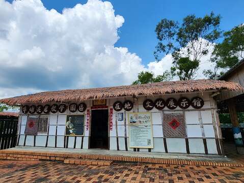林仙化欢迎大家莅临龙崎牛埔泥岩教学园区，了解在地文化。（郑佩雯拍摄）