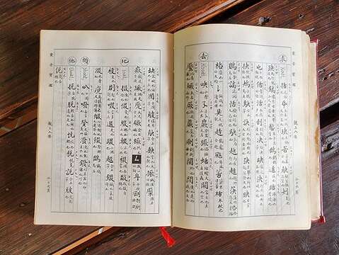 林仙化创作四句联，常参考台语韵书「汇音宝监」找出适合的韵脚。（郑佩雯拍摄）