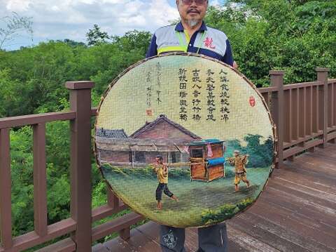 林仙化自创竹编彩绘，在𥴊仔(kám-á)作画，搭配乡土四句联，妙趣横生。图为民国60年代传统迎亲过程。（郑佩雯拍摄）