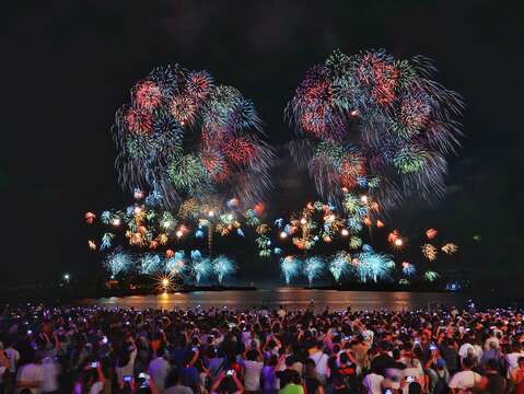 2025台南夏日音乐节_16寸烟火彩色千轮