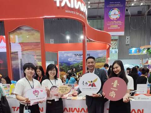越南知名网红Sơn_Ra_Khe（Thái_Hoàng_Sơn）驻摊宣传台南观光