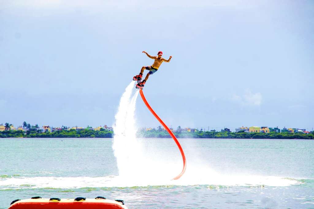 刺激的水上钢铁人活动(表演团队提供)