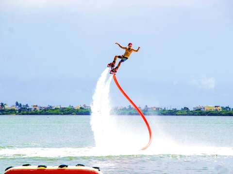 刺激的水上钢铁人活动(表演团队提供)