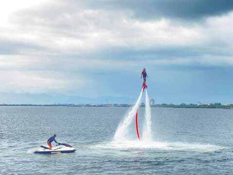 刺激的水上钢铁人飞行体验(表演团队提供)