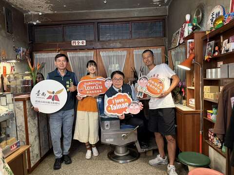 市长与泰国代言人Pigkaploy於香兰男子电棒烫合照