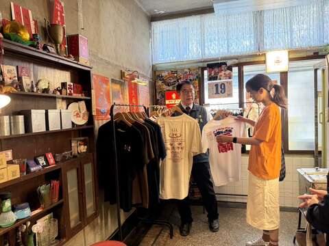 市长与泰国代言人Pigkaploy於香兰男子电棒烫互动挑选衣服