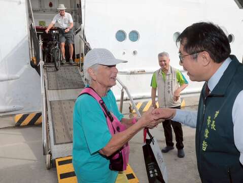 市长赠送伴手礼给旅客