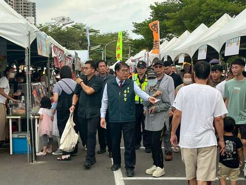 市长巡视卡比胖拉美食市集