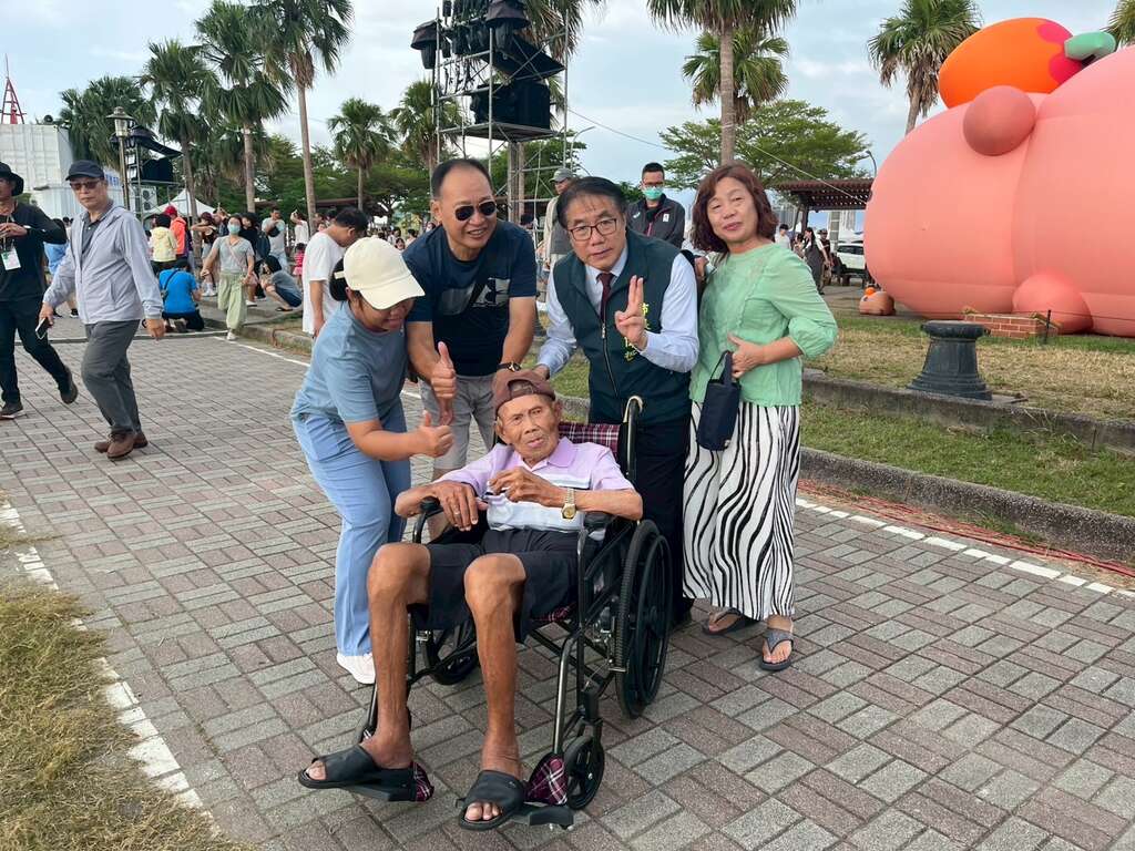 市长与长者於卡比胖拉会场合影