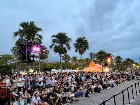 游客引领期盼卡比胖拉夜间灯光秀