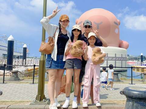 超可爱卡比胖拉吸引许多游客拍照