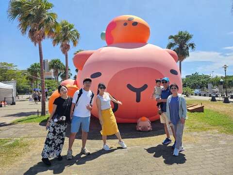 游客开心与卡比胖拉合影