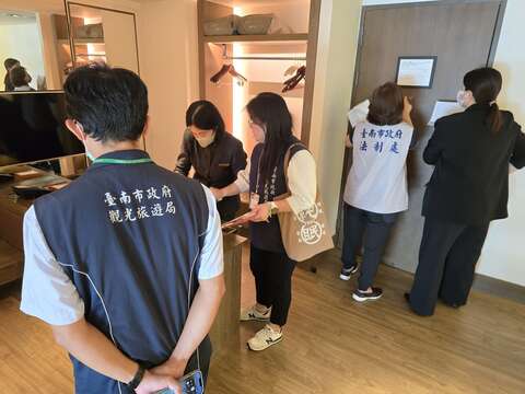 稽查团队向业者加强法规宣导