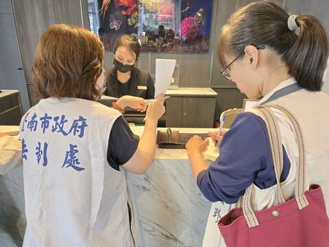 与柜台人员说明房价揭露之相关规定