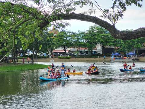 游客可以体验独木舟、立式划桨SUP及家庭式龙舟板_往年活动照片