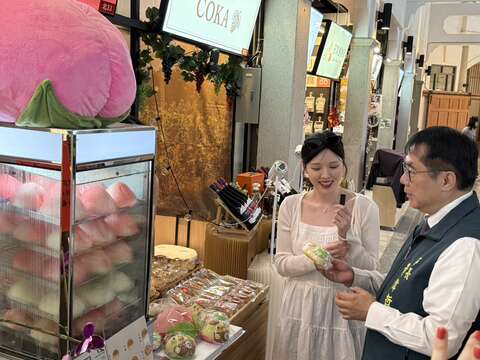 市長與BOKI在永合香餅舖互動