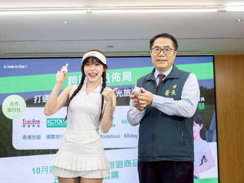黄伟哲市长与李多慧合照推广台南高尔夫球运动观光