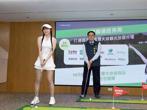 黄伟哲市长与李多慧合照推广台南高尔夫球观光游程