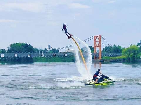 水上钢铁人飞行特技秀