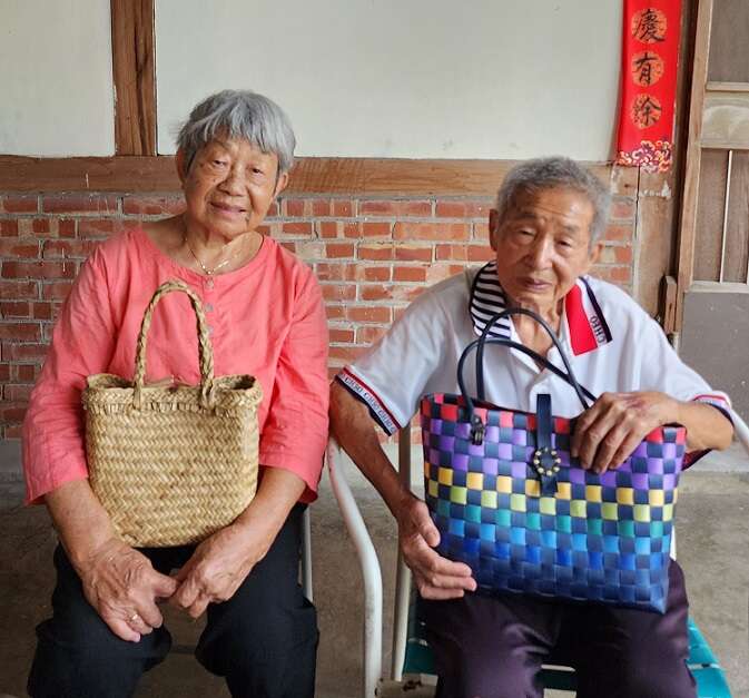 周宝凤与先生王主玉合影,两人手中的提包见证不同时期茄芷袋素材演变。(郑佩雯拍摄)