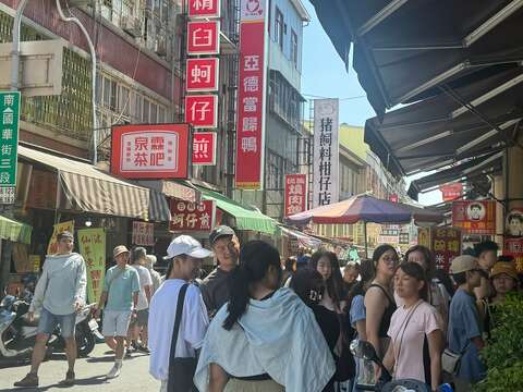 热门景点国华街逛街人潮