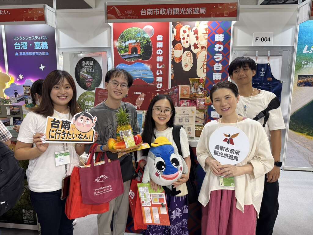 参观民众在台南展摊前与本次介绍台南五大魅力人气网红Noco合影